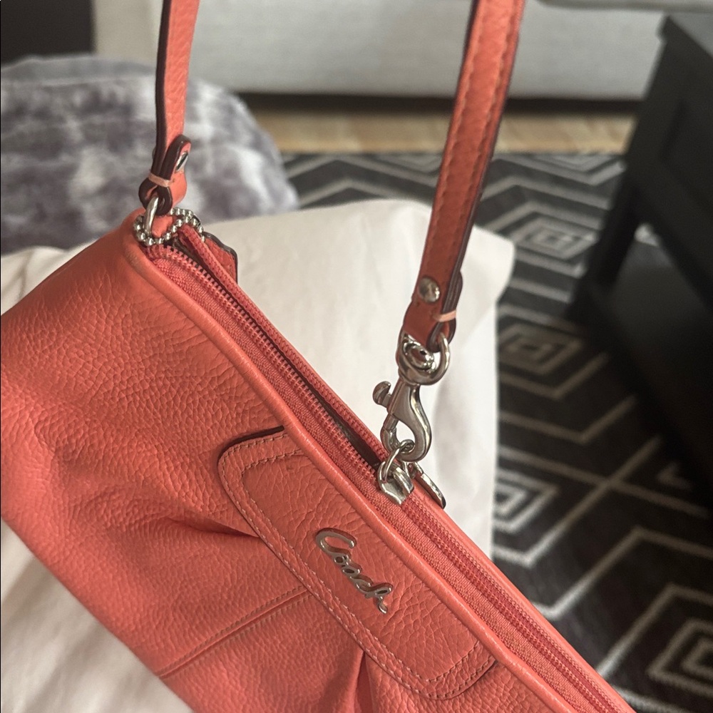 Beautiful zip coach wristlet. Silver hardware places for credit cards and cash - Picture 7 of 8